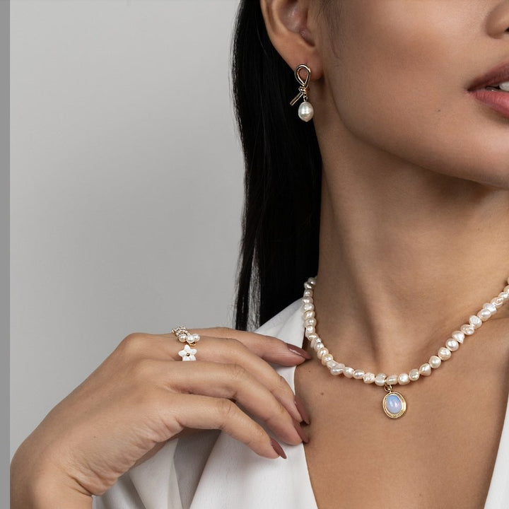 結び目のあるゴールドと淡水パールのイヤリング